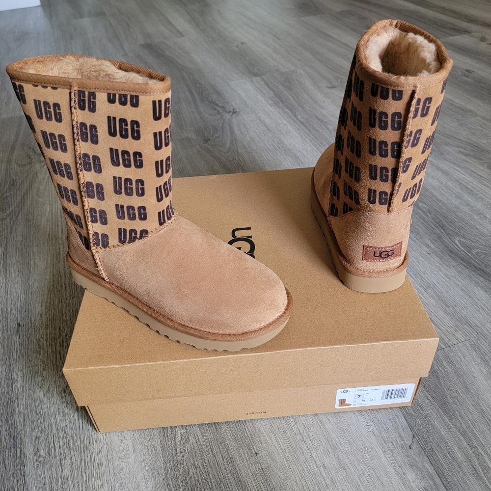 UGG Classic Short II UGG Graphic Boot